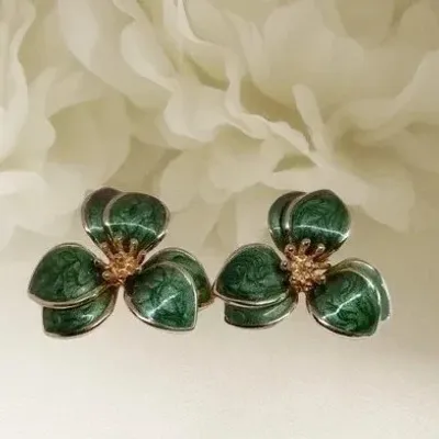 Boucles d'oreilles clous 3 pétales doubles émaillées vertes et dorées